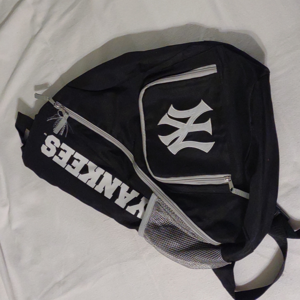 New w/o tags NY Yankees shoulder back pack